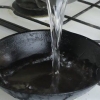 Nettoyer une poêle en fonte