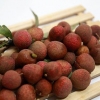 Manger un litchi