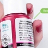Mélanger la peinture pour obtenir la couleur rose