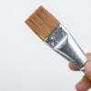 Mélanger différentes couleurs de peinture acrylique les unes dans les autres