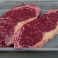 Appliquer une marinade sèche sur un steak