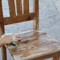Peindre une vieille chaise en bois
