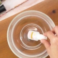 Ouvrir un pot de colle à ongles