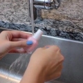 Ouvrir une bouteille de vernis à ongles coincée