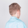 Couper les cheveux d'un garçon