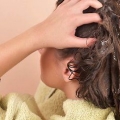 Bouclez vos cheveux avec des bigoudis en mousse