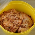 Frotter le poulet avec un mélange sec