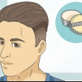 Coiffer les cheveux longs d'un garçon