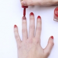 Laissez le vernis à ongles sécher rapidement