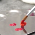 Peinture rouge foncée
