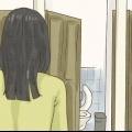 Faire caca debout sur les toilettes
