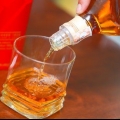 Boire du whisky
