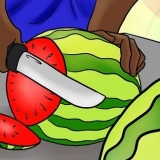 À. Couper rex dans une pastèque