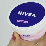 Appliquer une crème hydratante