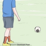 Frappez fort avec un ballon de football
