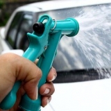 Nettoyer sa voiture avec des produits ménagers