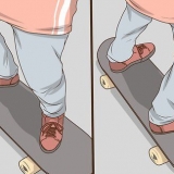 Debout sur une planche à roulettes