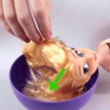 Démêler et adoucir les cheveux de poupée