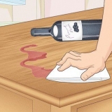 Faire sortir du vin rouge d'un parquet ou d'une table