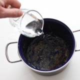 Sortir des restes de nourriture brûlés d'une casserole