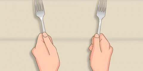 À l'aide d'une fourchette