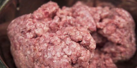 Cuire des hamburgers dans la poêle