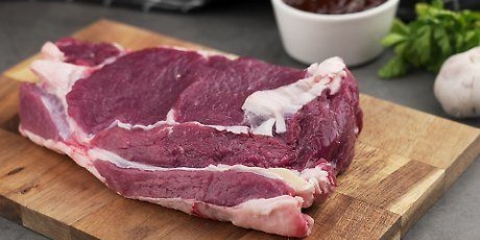Préparez un steak légèrement cuit