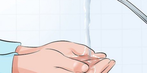 Exprimer manuellement le lait maternel