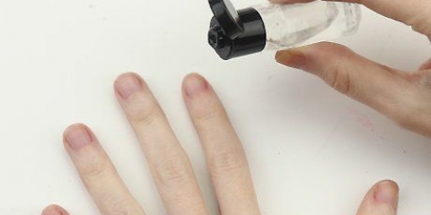 Appliquer de l'huile à cuticules