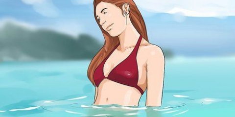 Flottez sur le dos dans l'eau