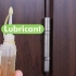 Lubrifier les charnières de porte