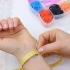 Fabriquer un bracelet à chevrons à partir de bandes élastiques à tisser arc-en-ciel