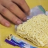 Préparer des nouilles ramen au micro-ondes