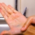 Enlevez le colorant alimentaire de votre peau